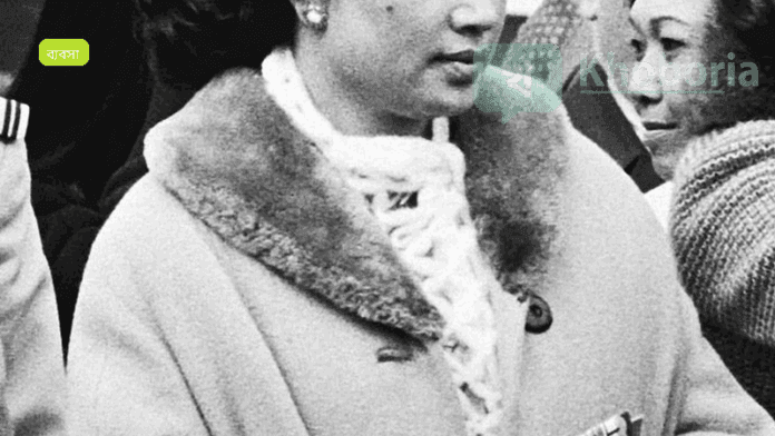 মোবাইল ফোন ব্যবসায়ীরা বিক্ষোভে দোকান বন্ধ