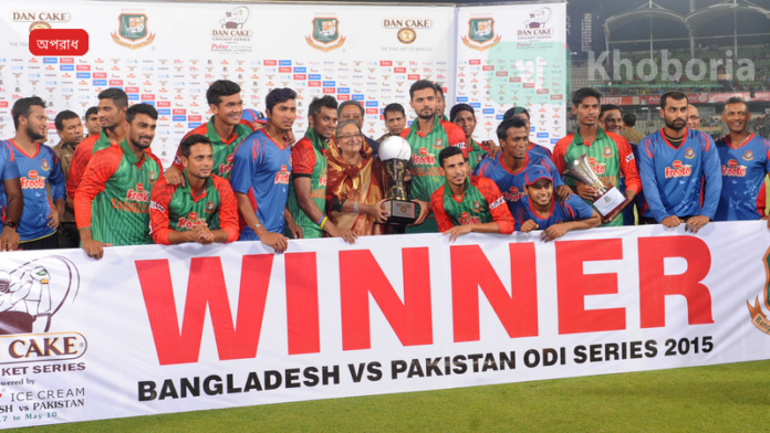 নারায়ণগঞ্জে ধলেশ্বরী নদীতে ফেরি থেকে পাঁচটি যান পানিতে ডুবে, একজন চালক নিখোঁজ