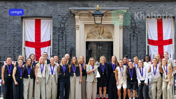 আর্সেনাল তারকা খেলোয়াড়দের গ্রেট অরমন্ড স্ট্রিট হাসপাতালের কোয়ালা ওয়ার্ডে উৎসবমুখর সফর