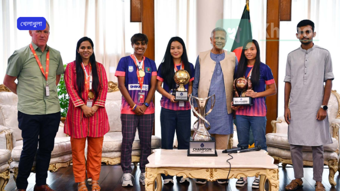 বাংলাদেশের নারী ফুতসাল দল হাটিরঝিলে ট্রফি গ্রহণে উল্লাস